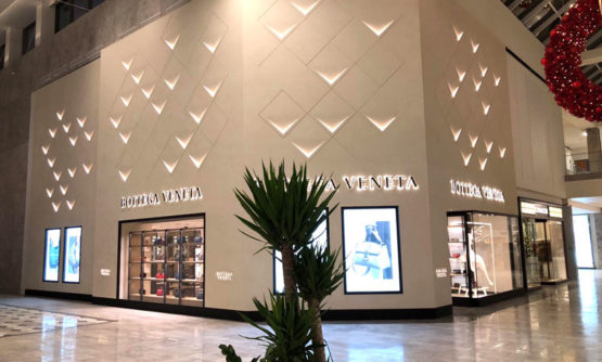 NEGOZI-realizzazione-parete-esterna-in-legno-con-illuminazione-a-led-ispezionabile-dall-interno-negozio-BOTTEGA-VENETA-Scottsdale-Arizona